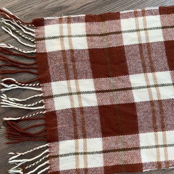 Fringe- Red and White scarf - Picture 2 of 5